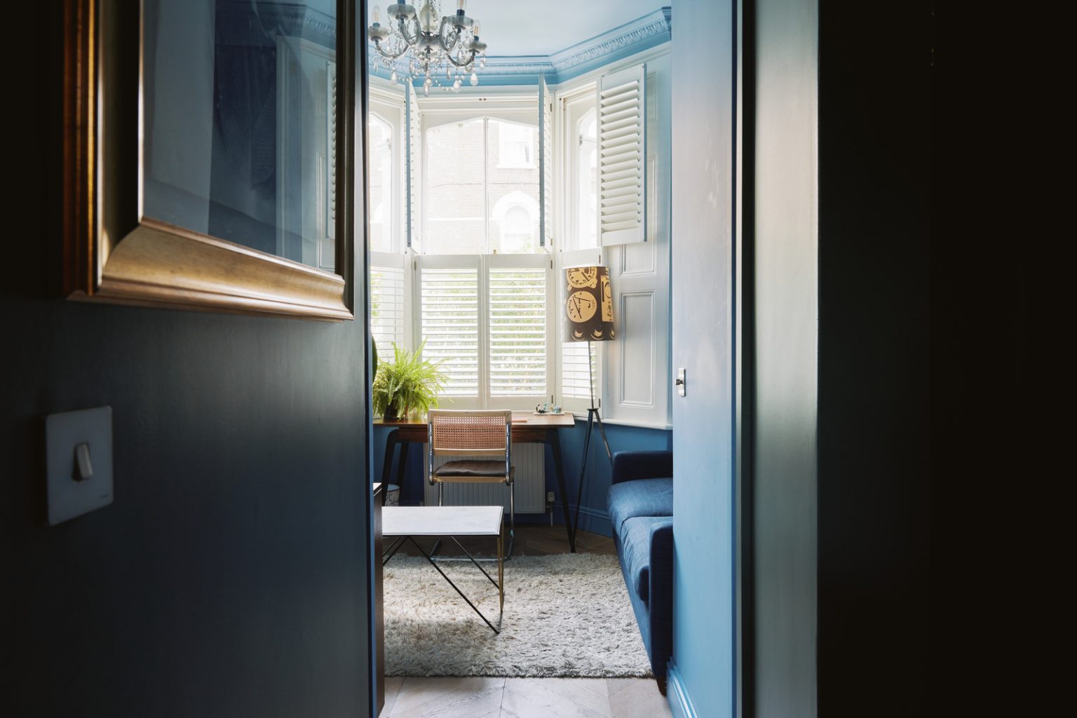salon avec cheminée ancienne et murs bleus appartement 64m2 avec jardin