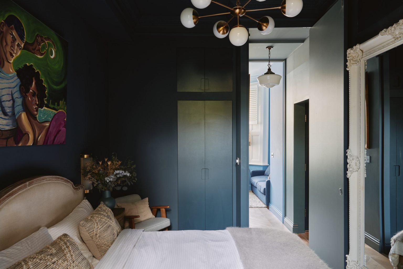 chambre décoration classique chic murs et plafond bleus