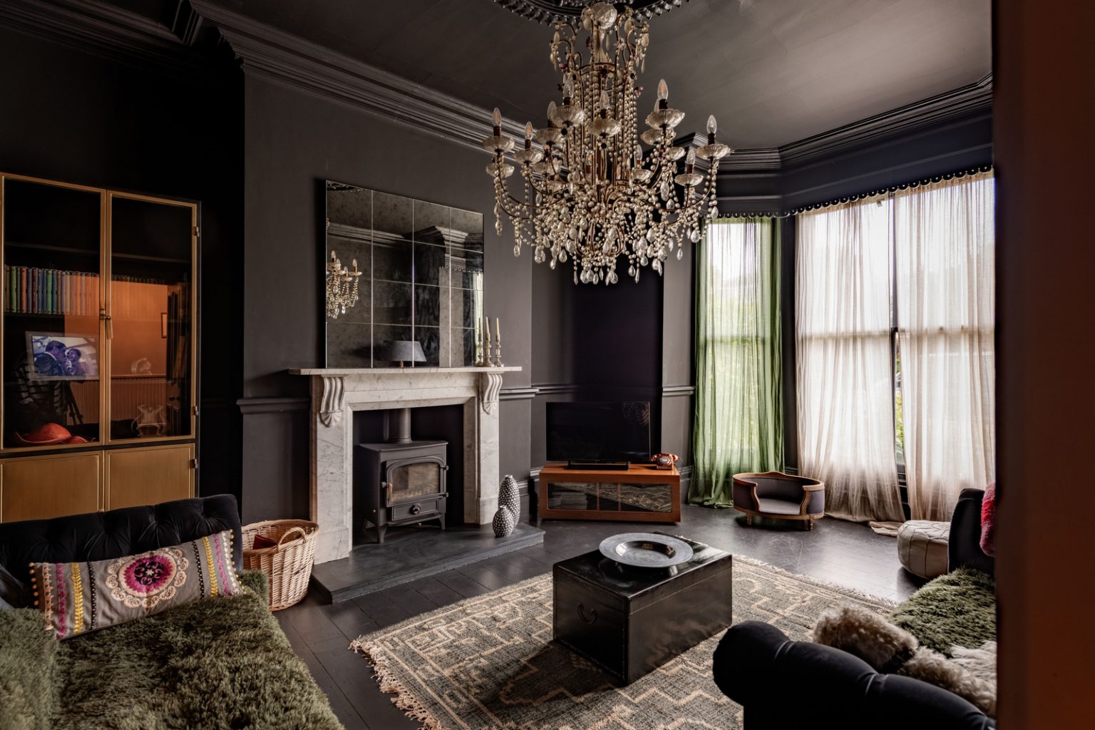 salon noir maison victorienne décoration contemporaine