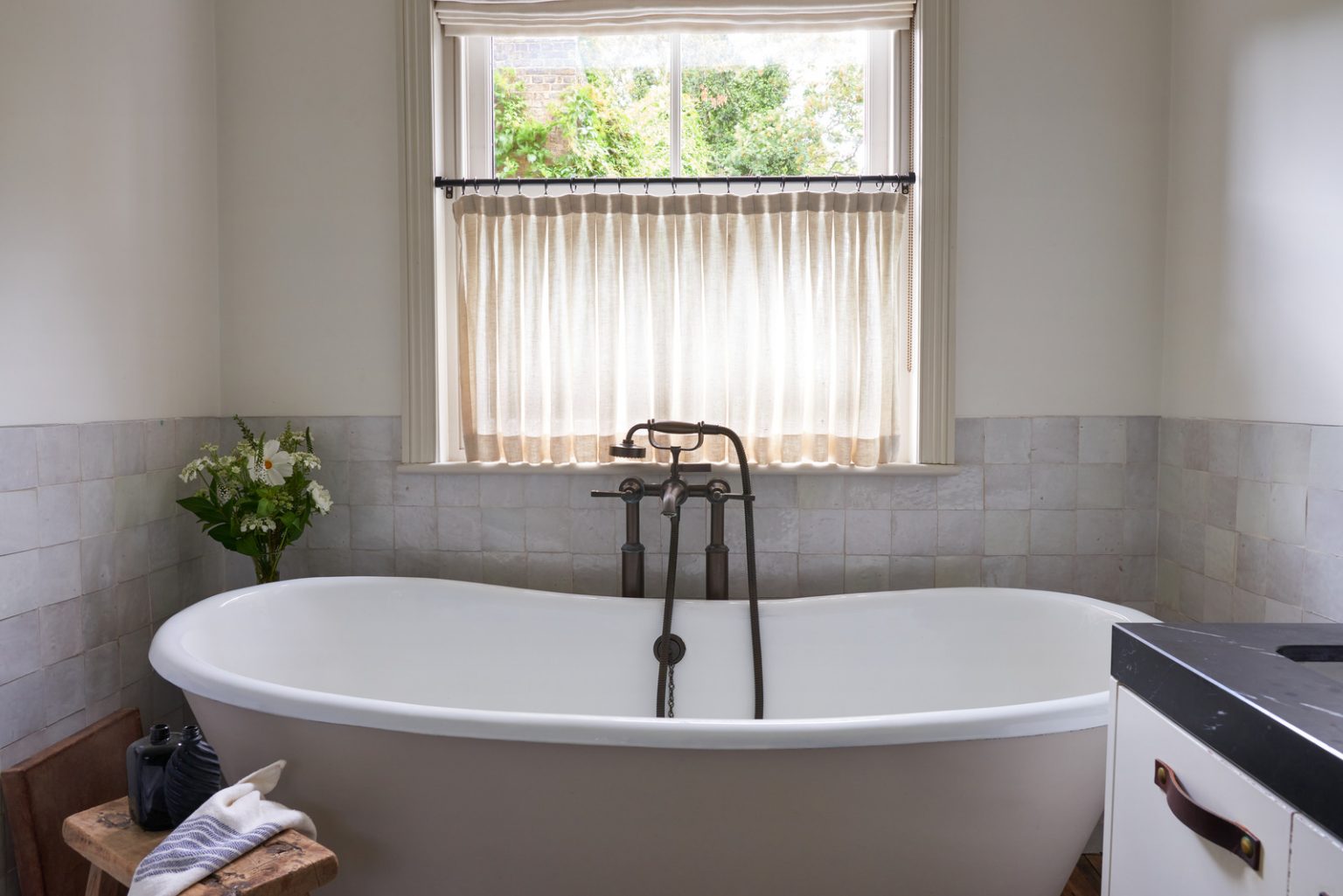 salle de bain rétro avec fenêtre