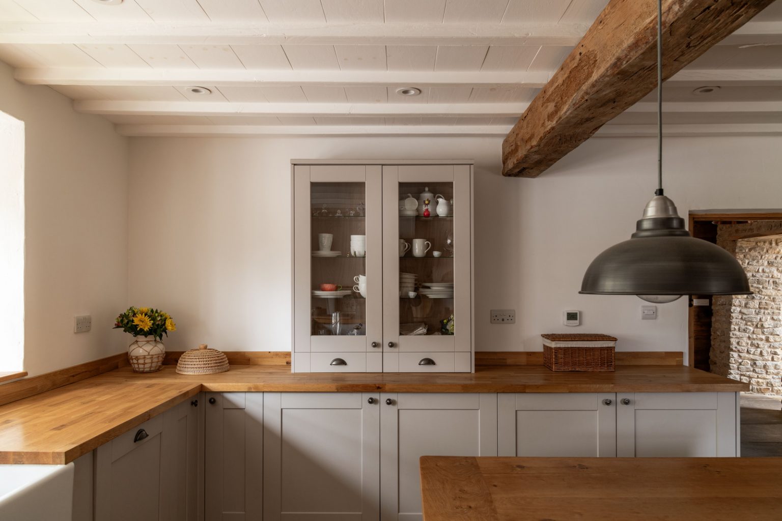 cuisine shaker ancien moulin rénové décoration rustique chic