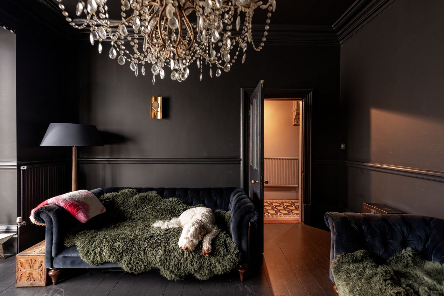salon noir maison victorienne décoration contemporaine
