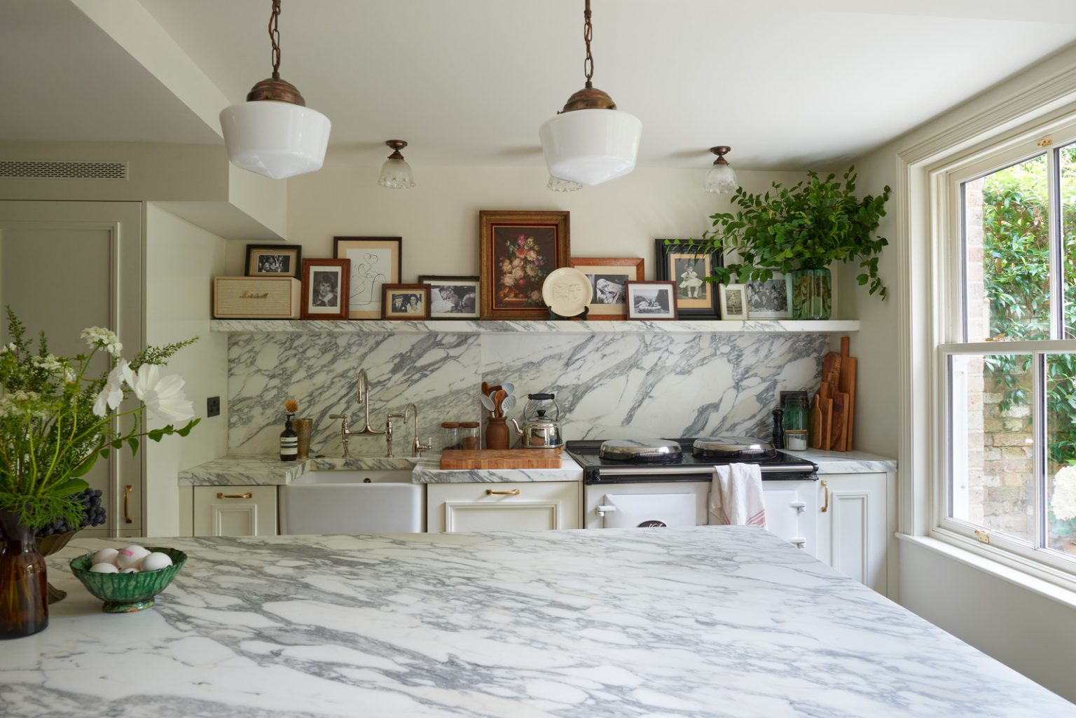 cuisine anglaise décoration classique chic avec piano de cuisson Aga