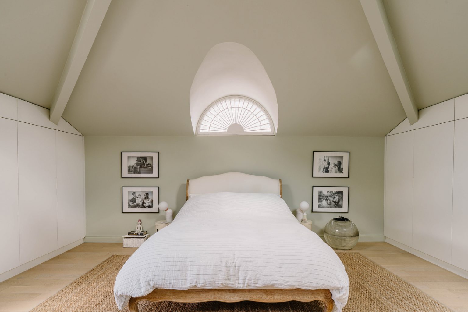 chambre mansardée avec fenêtre demi-lune