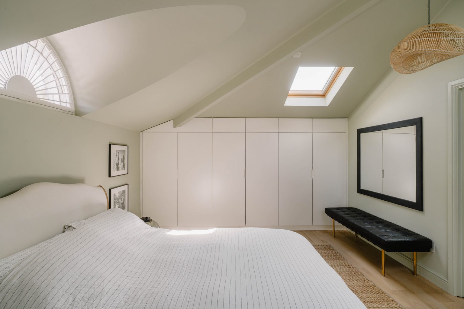 chambre mansardée avec placards et fenêtre demi-lune