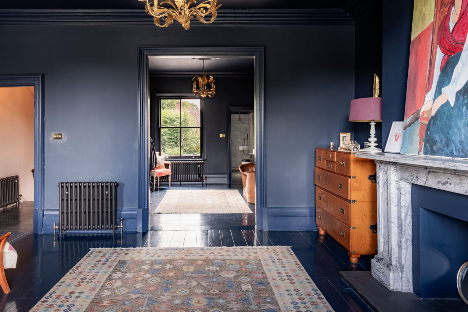 chambre bleue avec cheminée et salle de bain vintage maison victorienne 