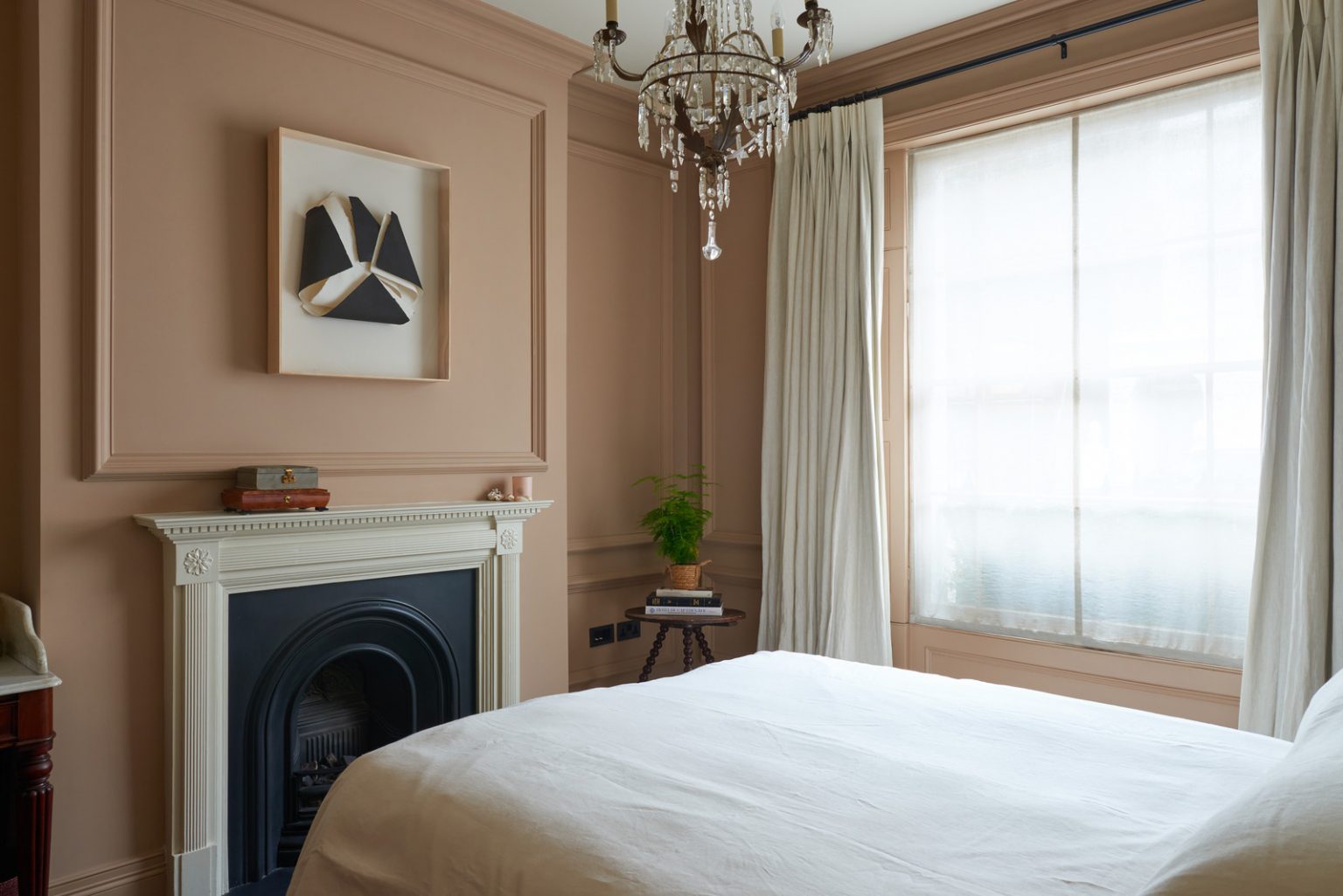chambre couleur vieux rose avec cheminée ancienne