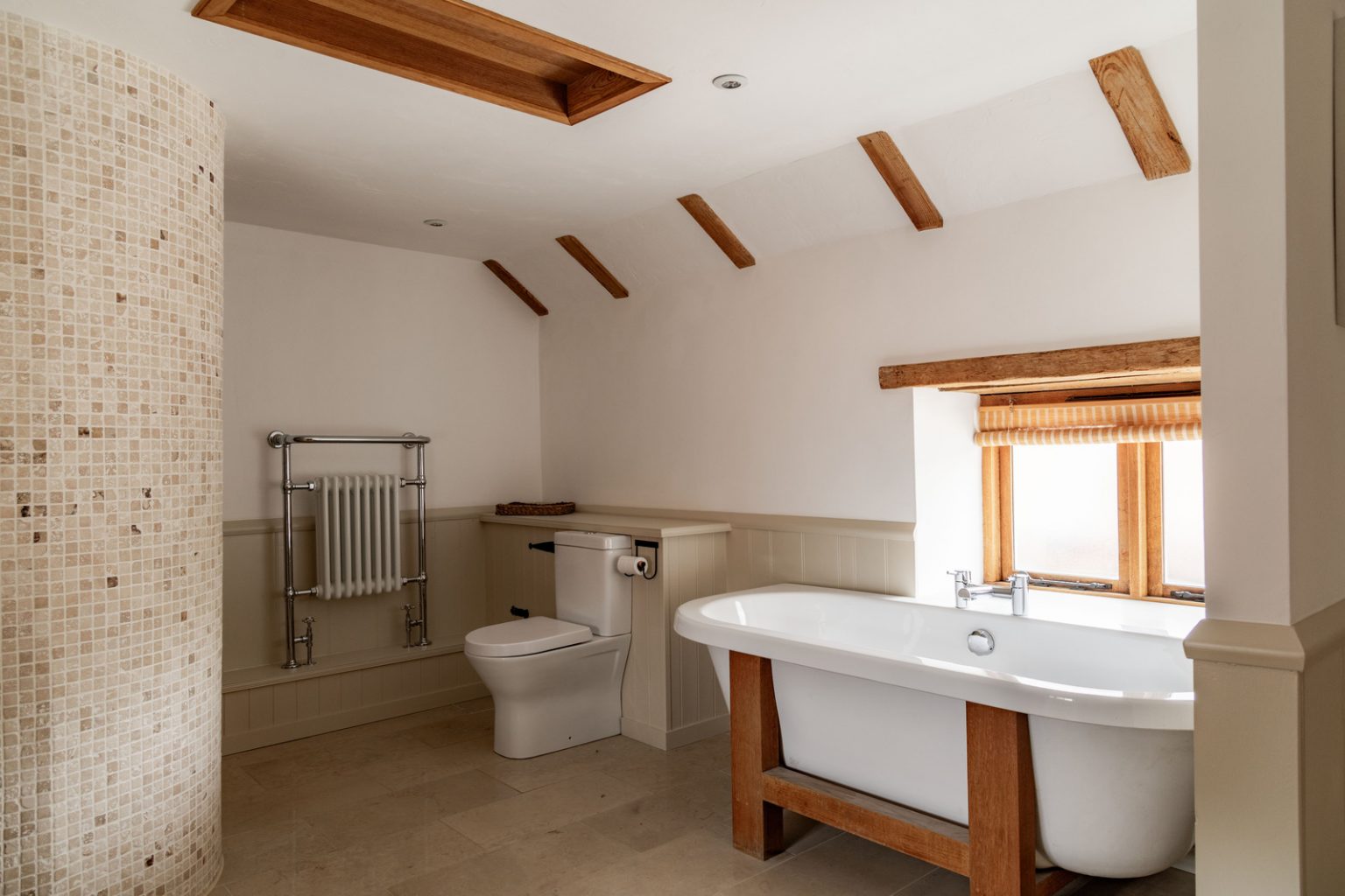 salle de bain design rétro mansardée