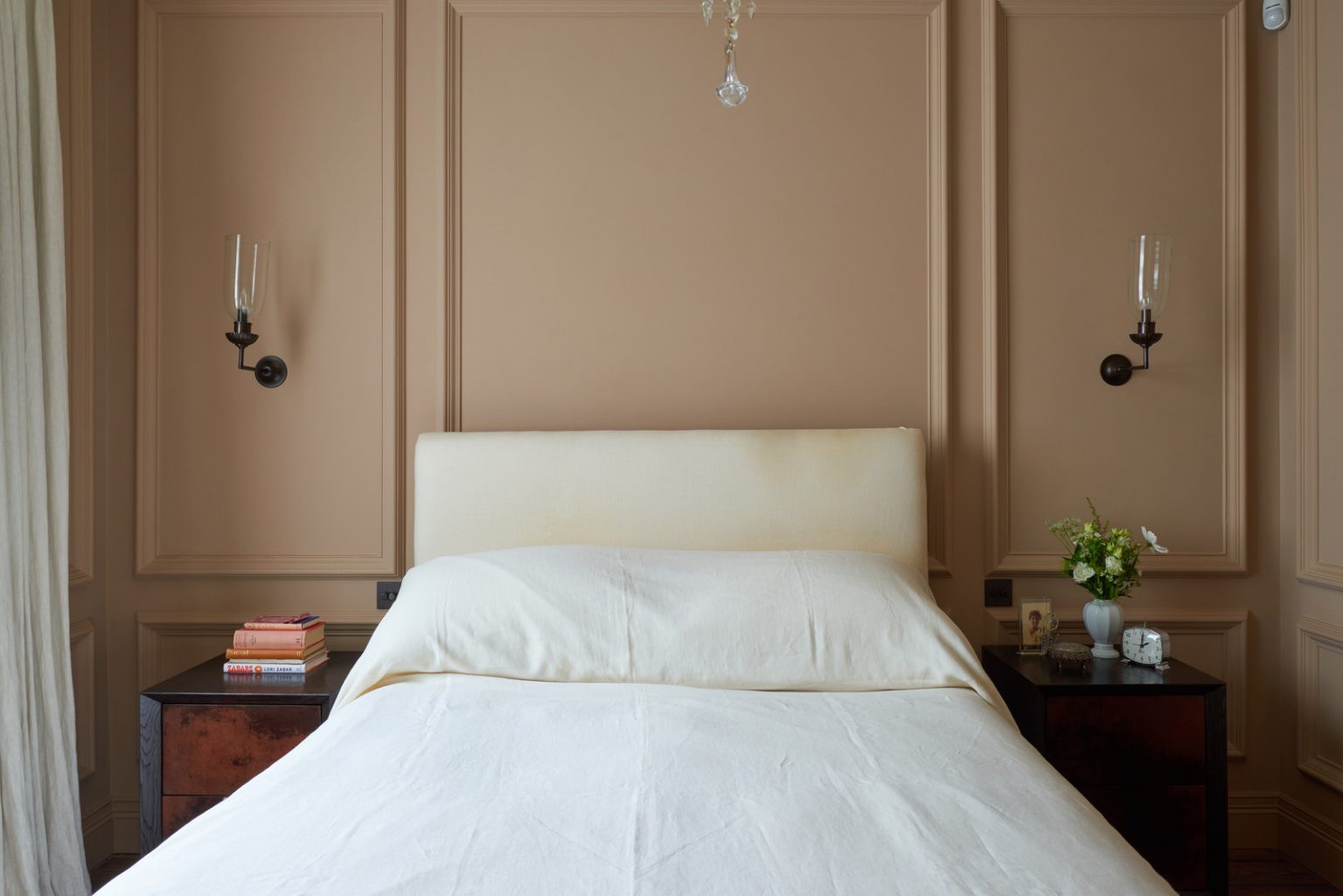 chambre couleur vieux rose avec cheminée ancienne
