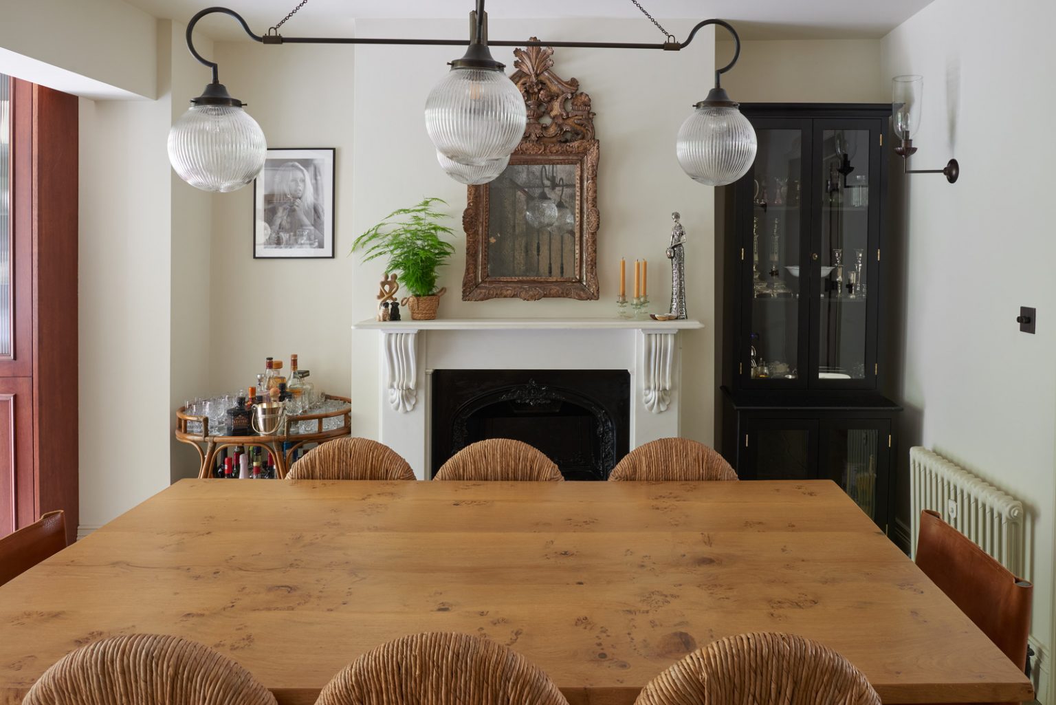 salle à manger avec cheminée ancienne décoration classique chic