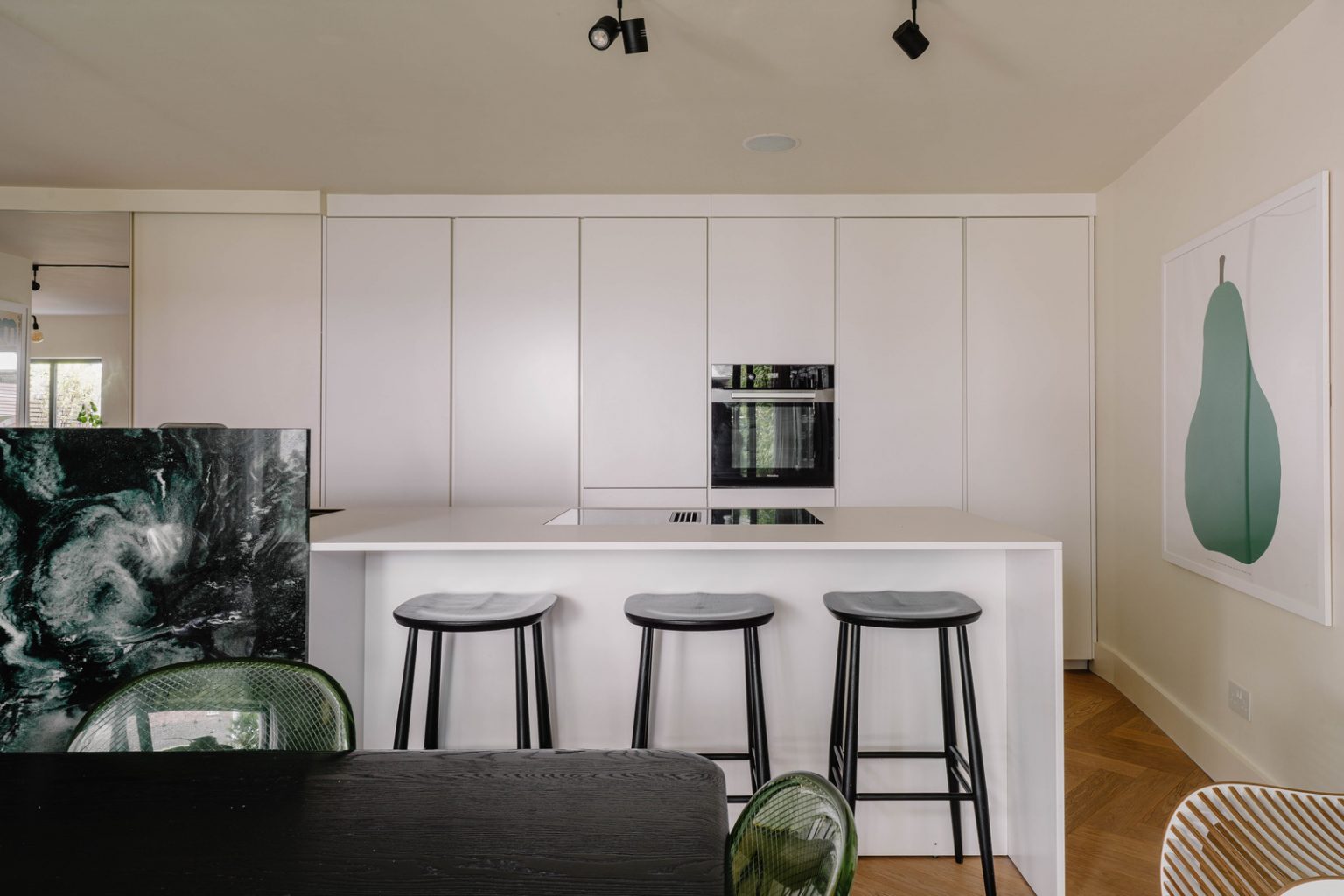 cuisine design marbre et salle à manger décoration contemporaine maison de ville Londres