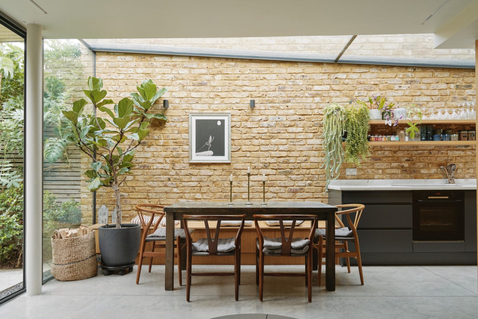 salle à manger mur de briques anciennes appartement 64m2 avec jardin et extension vitrée