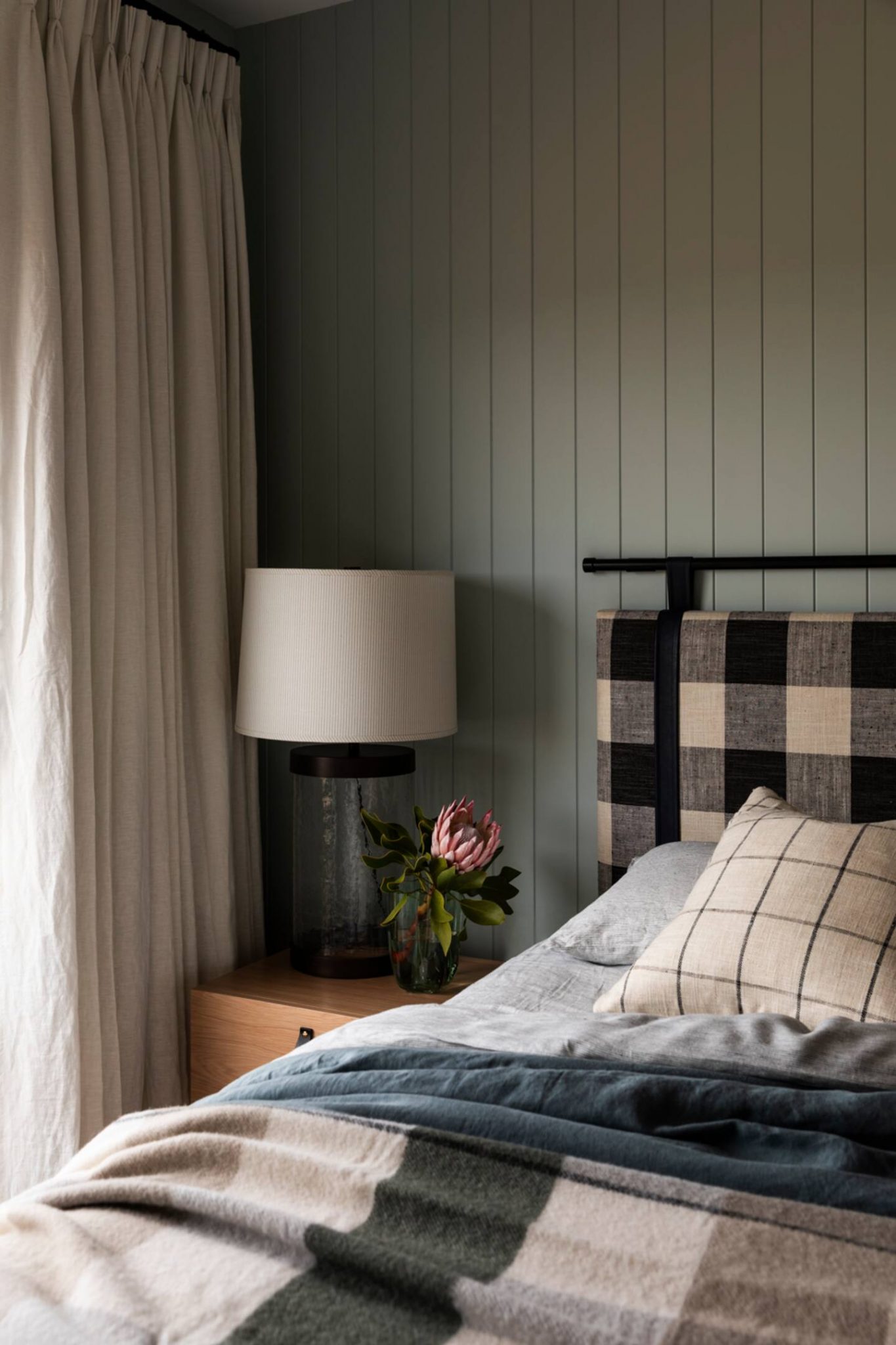 chambre mur vert sauge maison contemporaine design et durable Port Farm