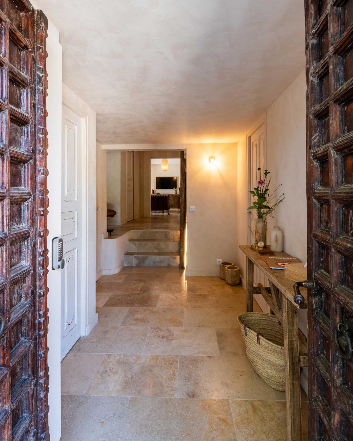 entrée avec porte ancienne La Bastide de l'Orme Luberon