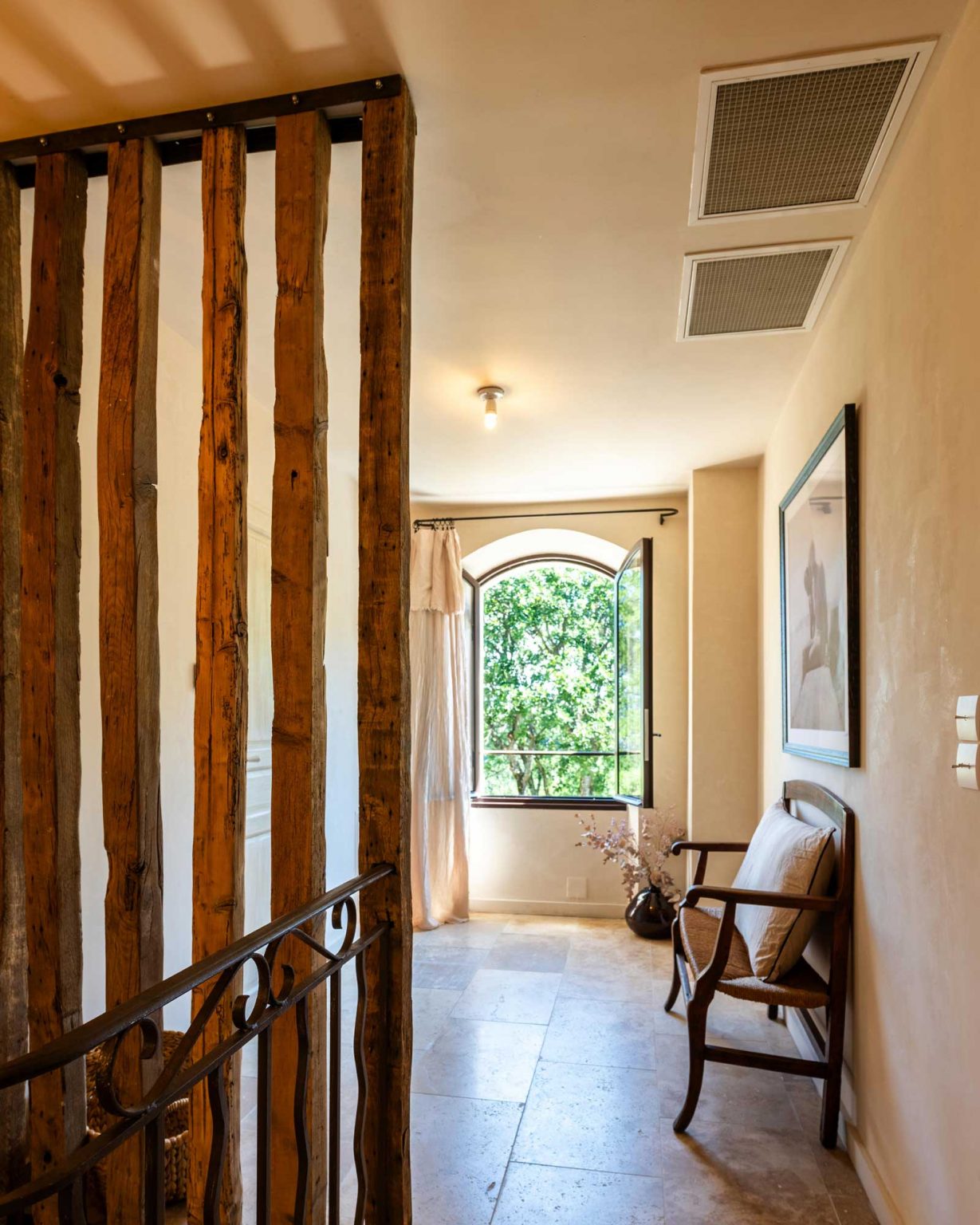 palier avec colombages maison ancienne rénovée La Bastide de l'Orme Luberon