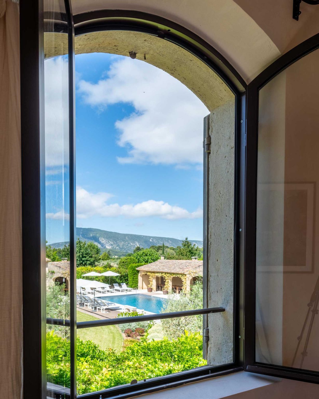 chambre avec vue piscine maison ancienne rénovée La Bastide de l'Orme Luberon