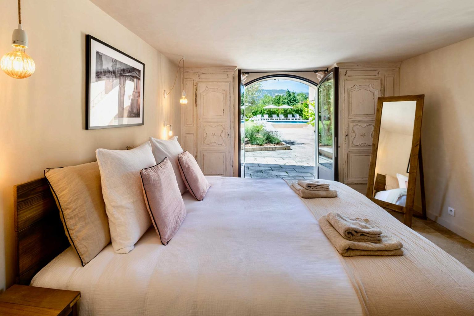 chambre avec vue piscine maison ancienne rénovée La Bastide de l'Orme Luberon