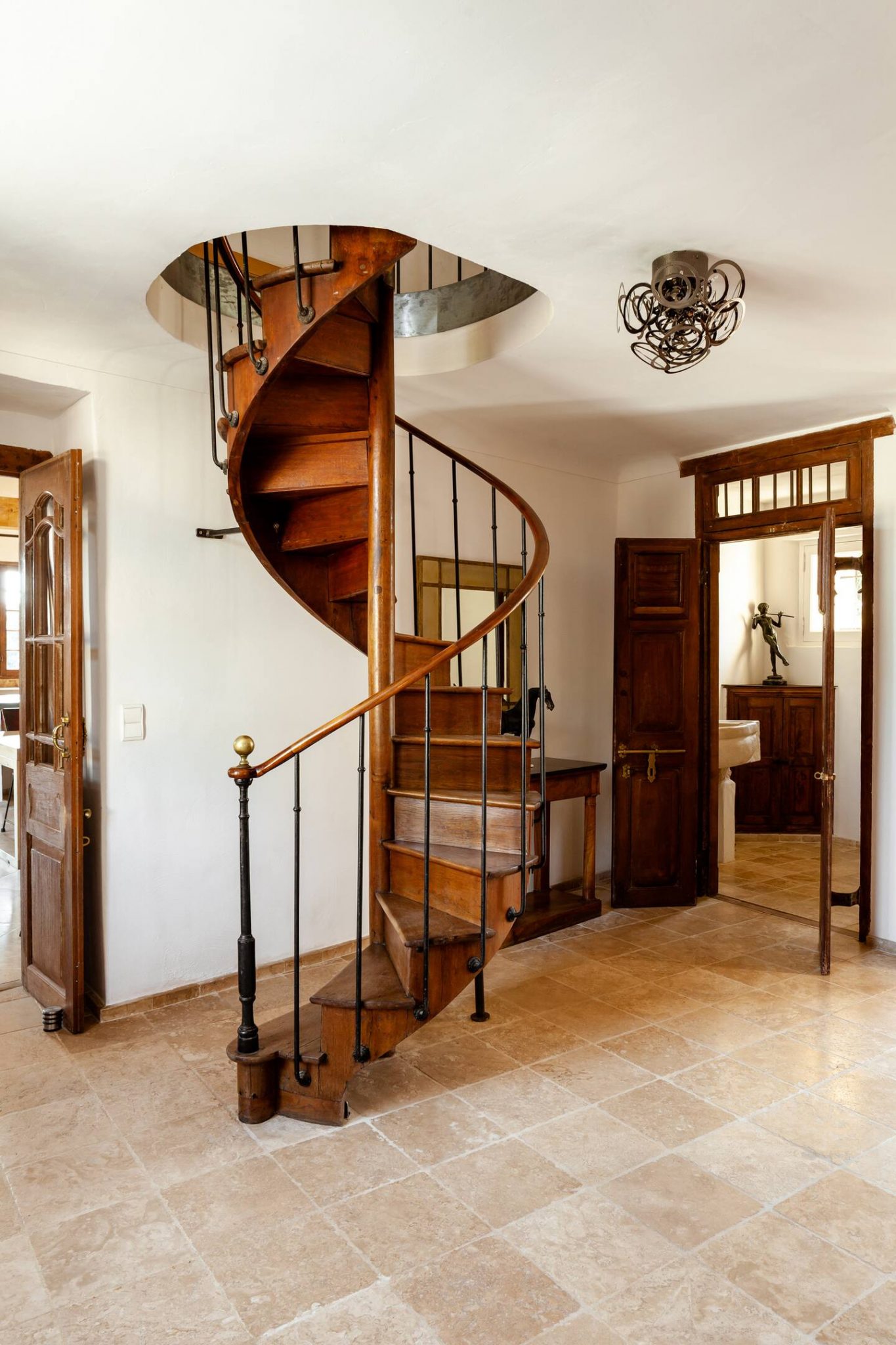 hall avec escalier ancien en bois à colimaçon La Bergerie Aix-en-Provence 