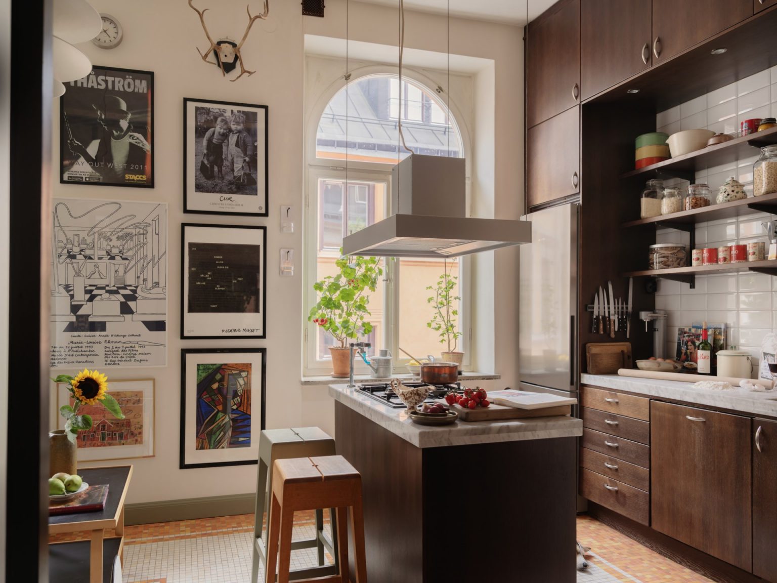 cuisine avec îlot décoration rétro et fenêtre cintrée