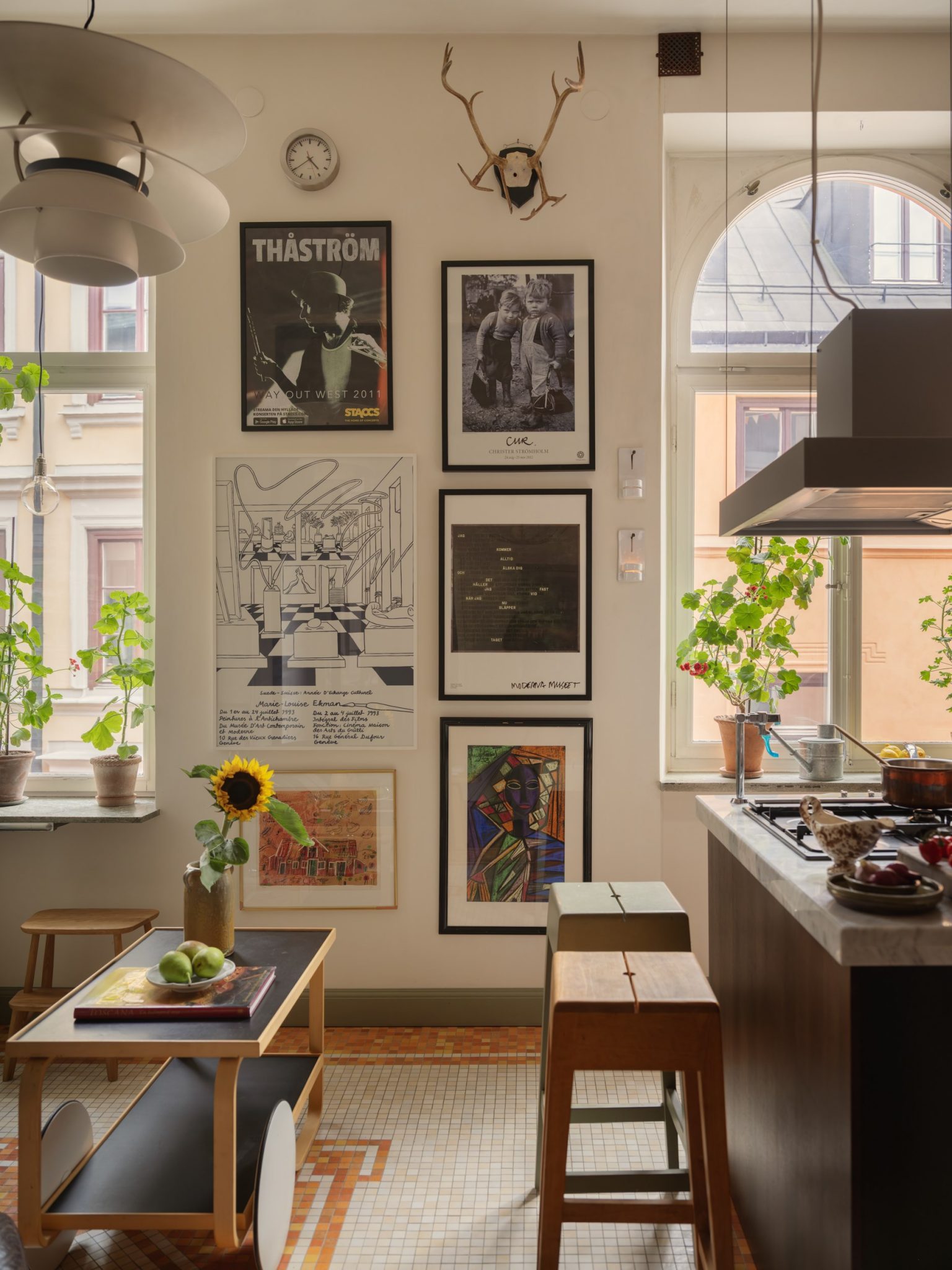 cuisine avec îlot décoration rétro et fenêtres cintrées