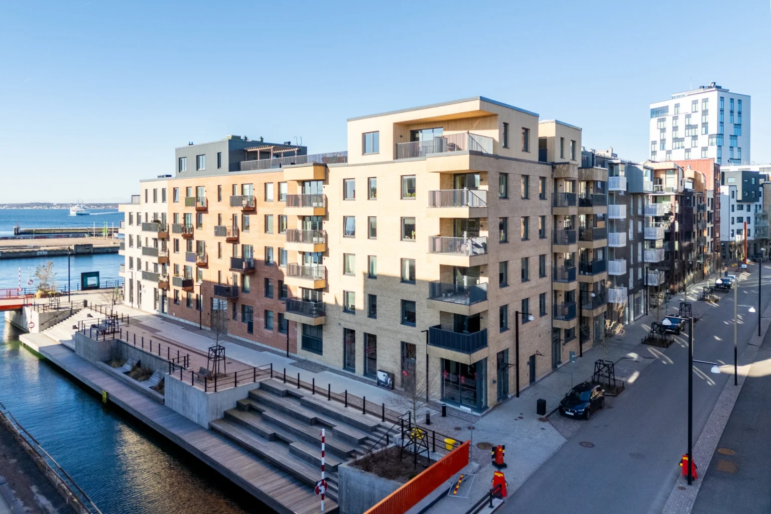 immeuble moderne au bord de l'eau