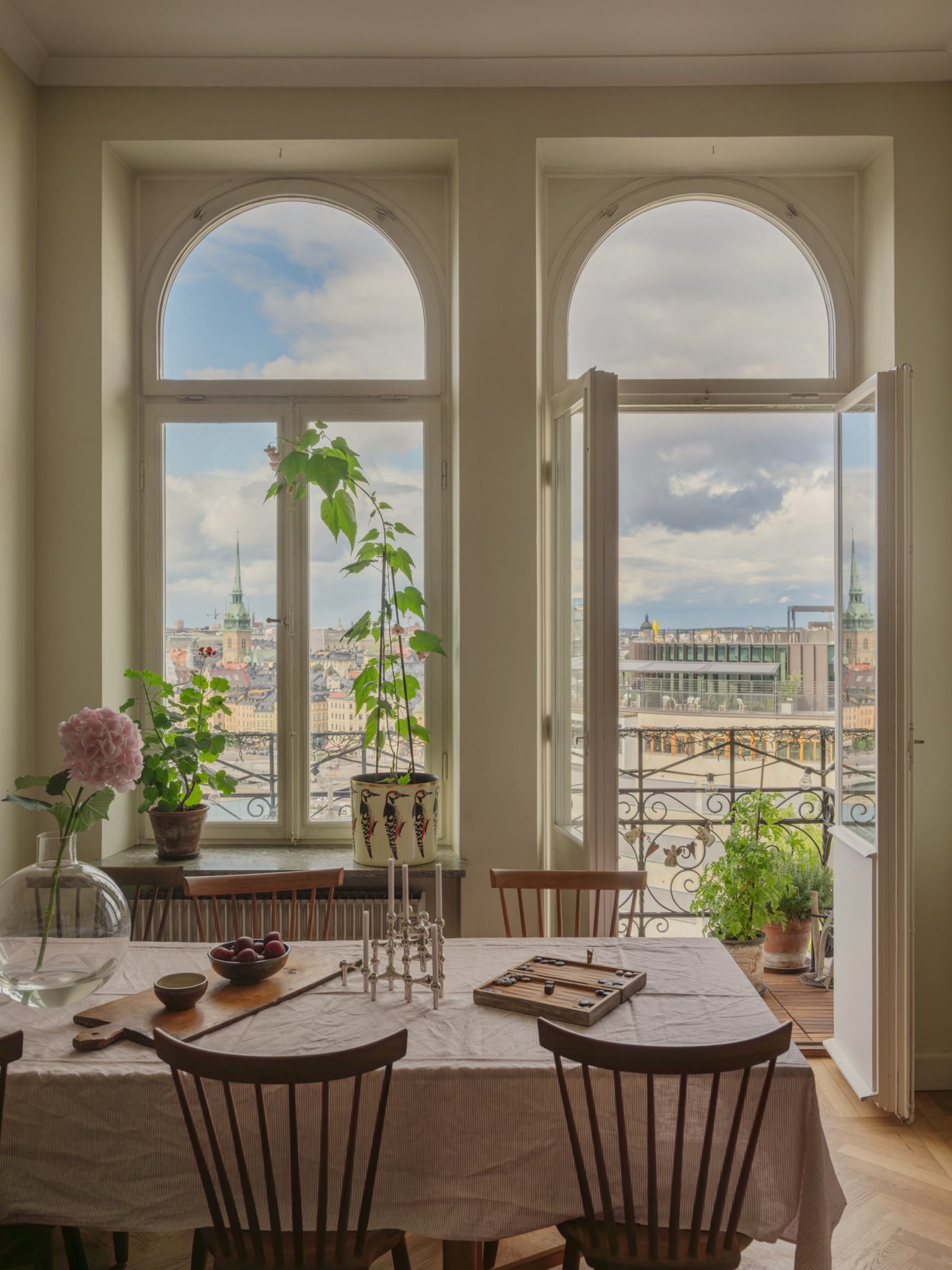 salle à manger avec fenêtres cintrées et balcon décoration vintage