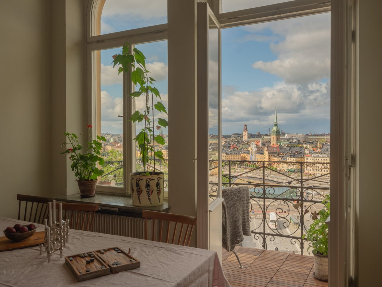 salle à manger avec fenêtres cintrées et balcon décoration vintage