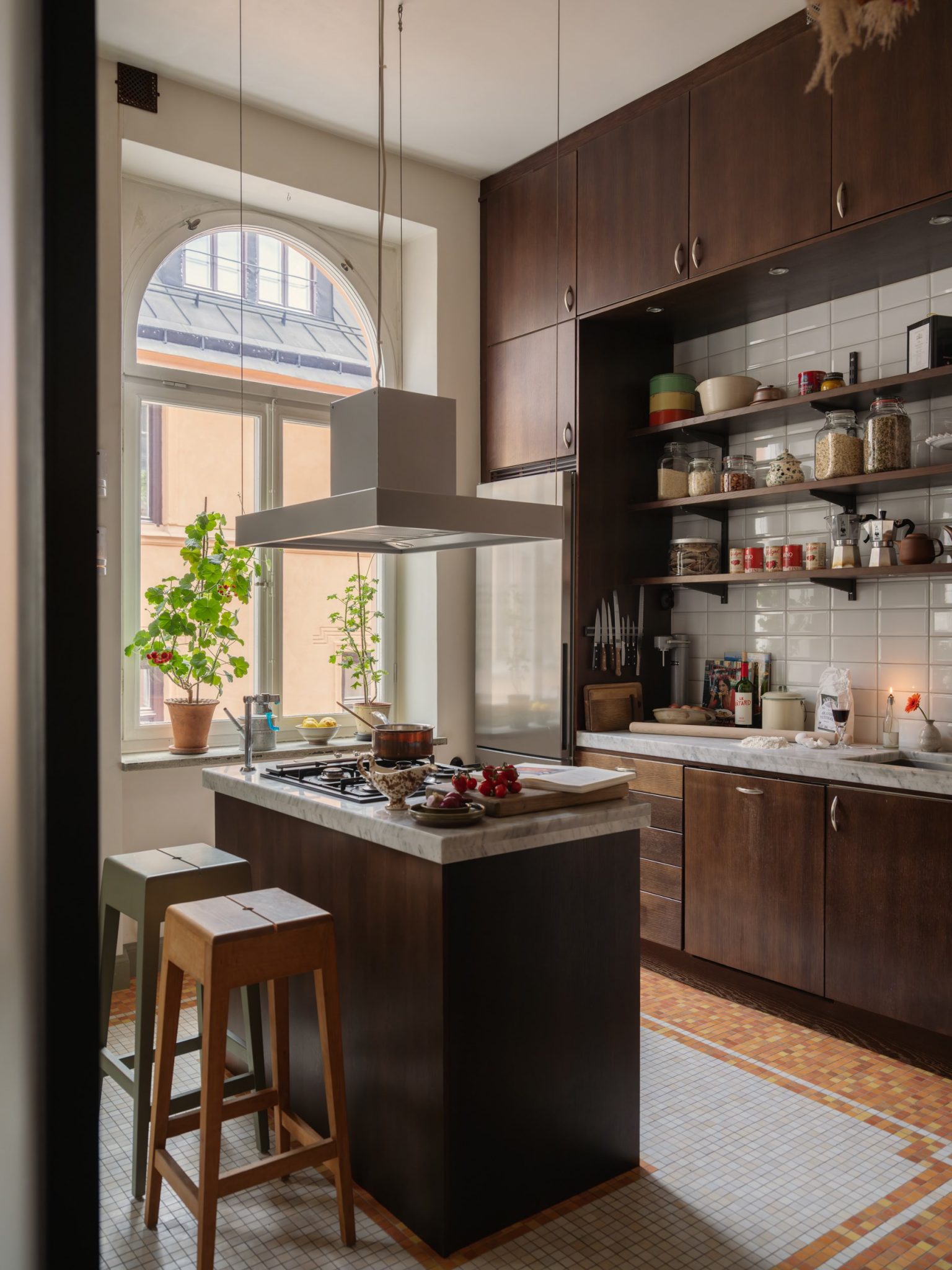cuisine avec îlot décoration rétro et fenêtre cintrée