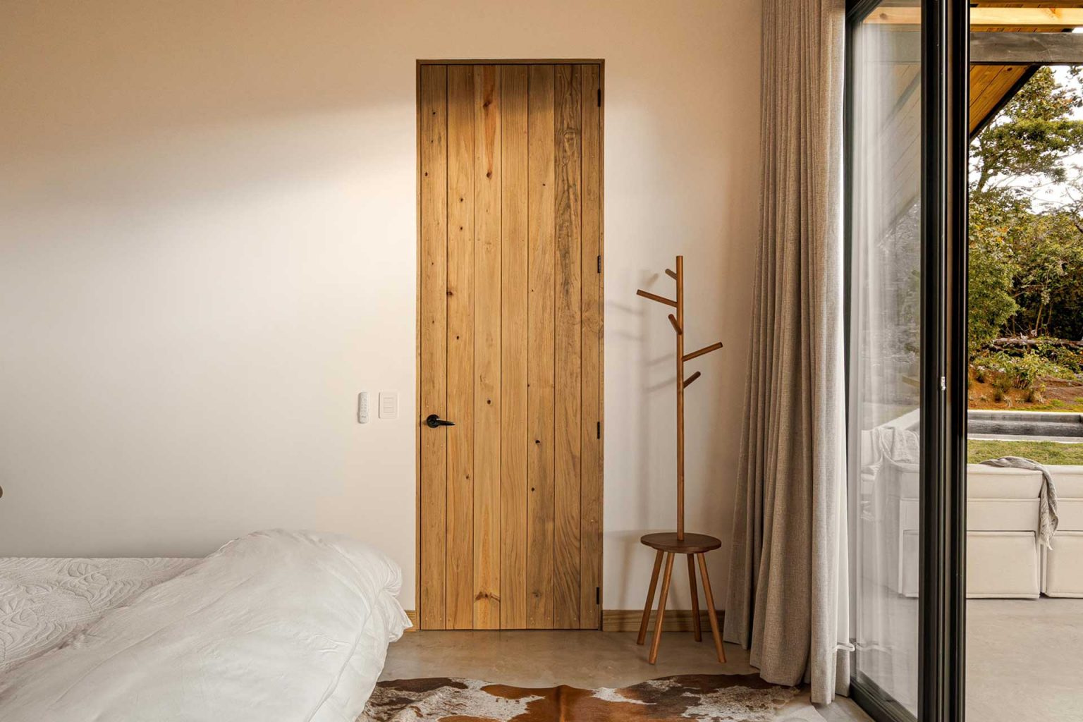 chambre décoration naturelle blanc et bois