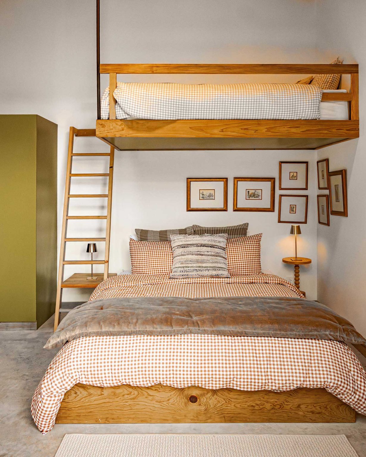 chambre décoration naturelle blanc et bois avec lit superposé