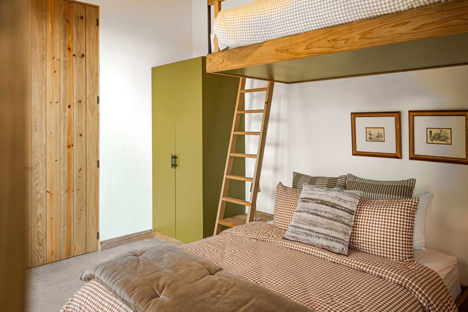 chambre décoration naturelle blanc et bois avec lit superposé