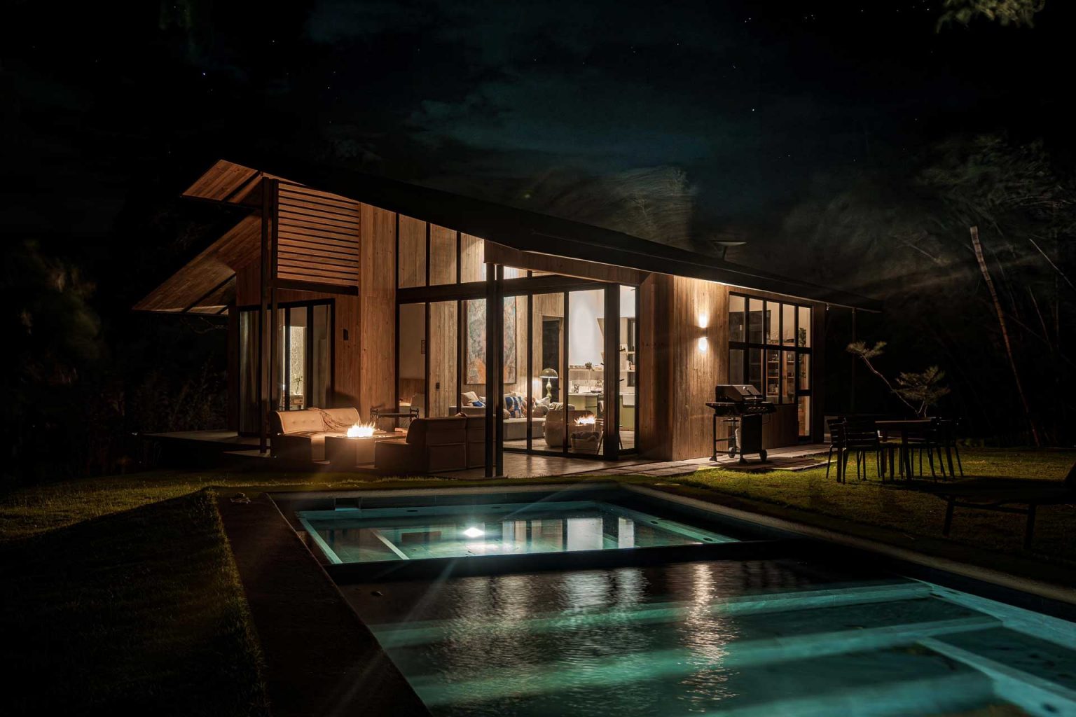maison avec piscine vue nuit