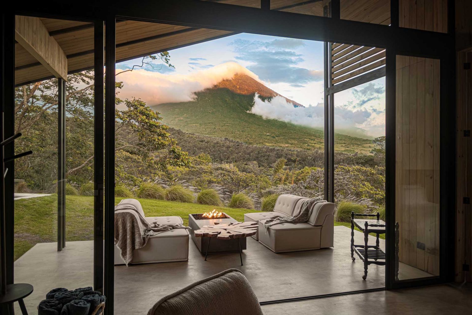 terrasse et salon maison contemporaine en bois vue volcan 