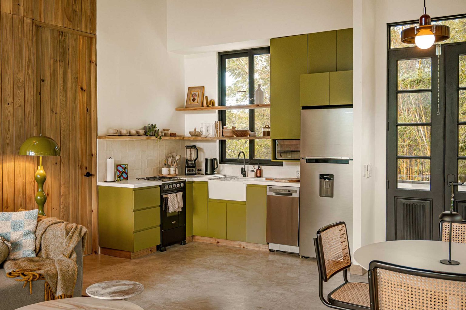 cuisine ouverte et salon maison contemporaine en bois décoration moderne et naturelle