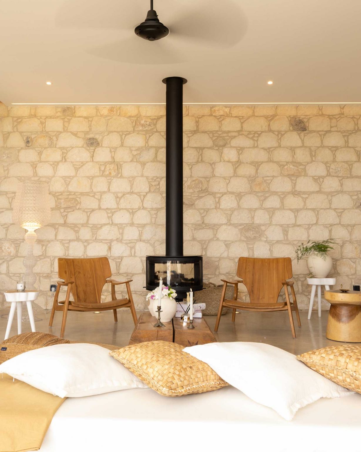 salon avec cheminée design décoration naturelle maison contemporaine en pierres Chypre