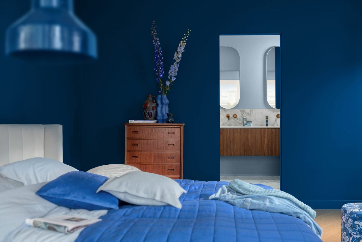chambre avec salle de bain murs bleus
