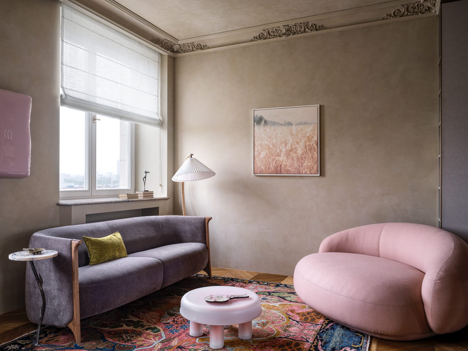 salon appartement 50m2 décoration contemporaine et baroque canapé violet