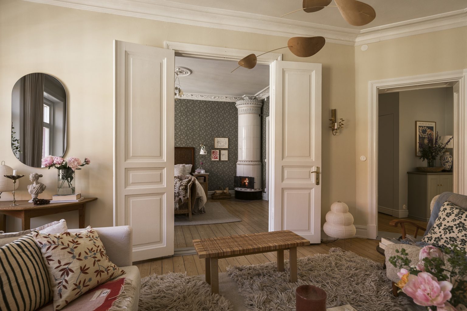 salon avec moulures appartement 101m2 décoration scandinave