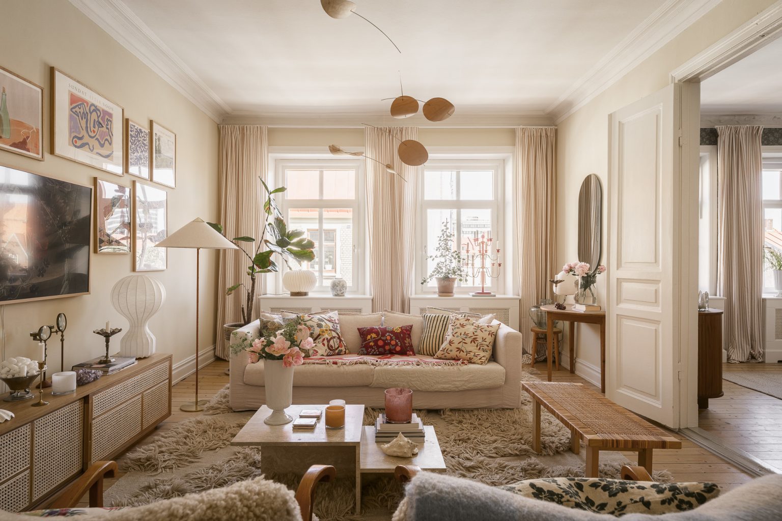 salon avec moulures appartement 101m2 décoration scandinave