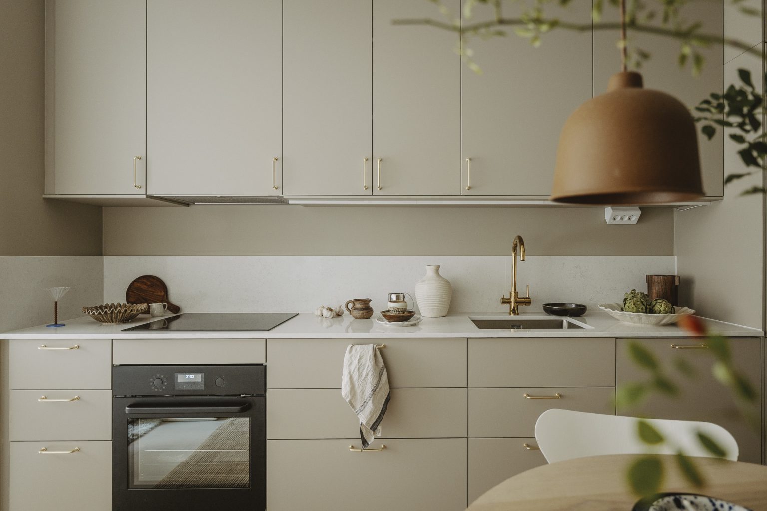 cuisine design beige deux-pièces 38m2 décoration scandinave