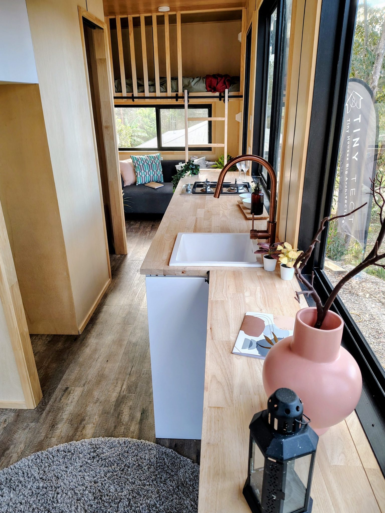 intérieur mini maison mobile avec lit escamotable à abattant et lit mezzanine