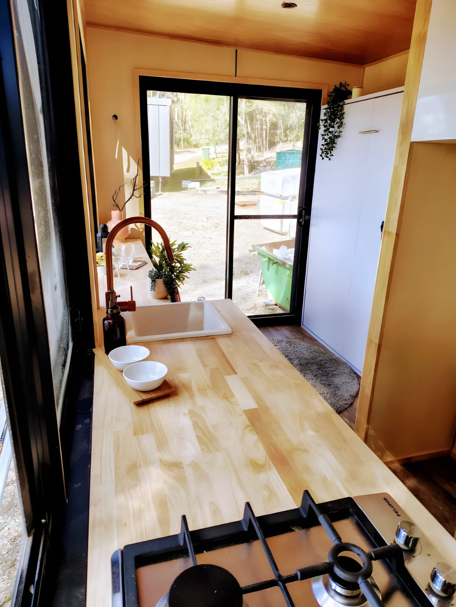 intérieur mini maison mobile avec lit escamotable à abattant