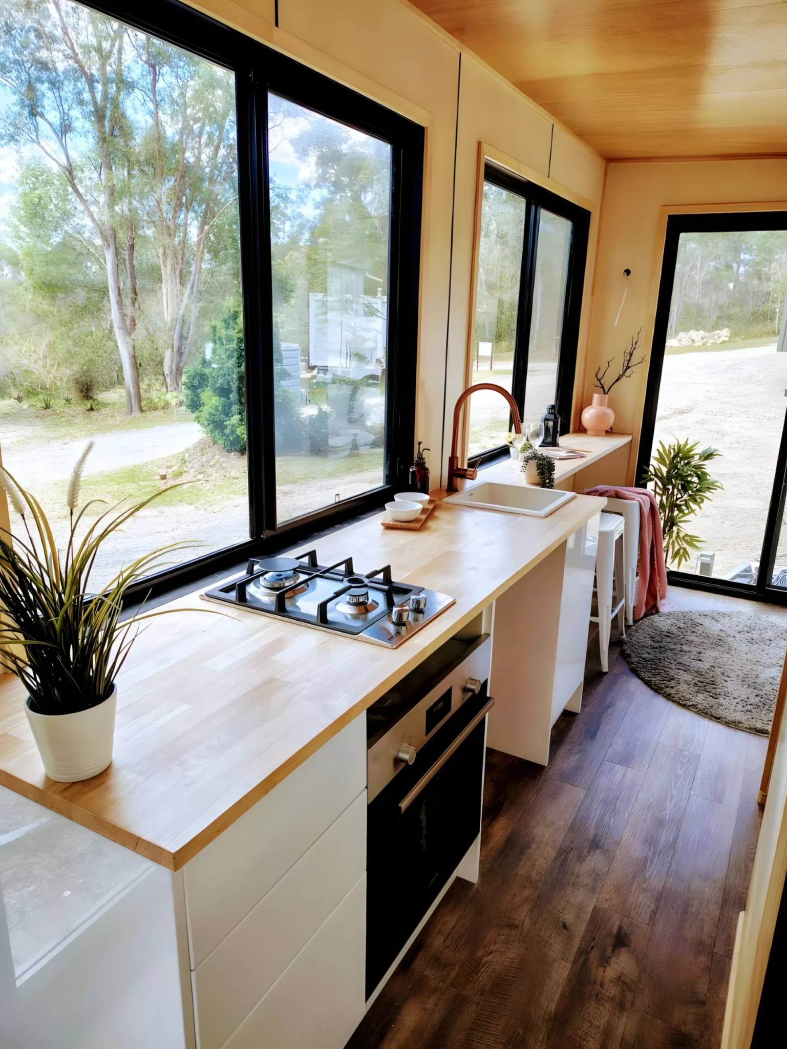 intérieur mini maison mobile avec lit escamotable à abattant