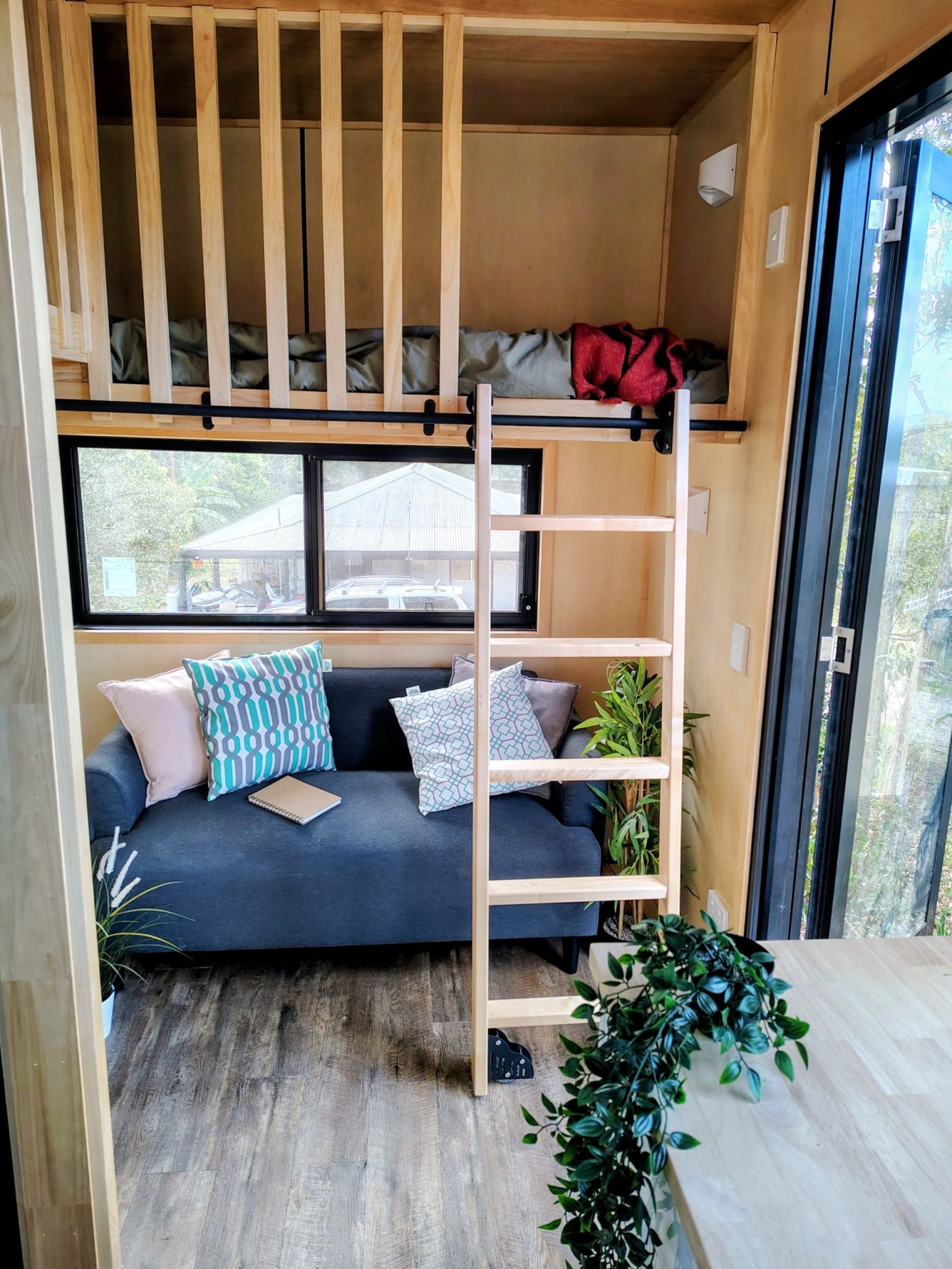 intérieur mini maison mobile avec lit escamotable à abattant et lit mezzanine