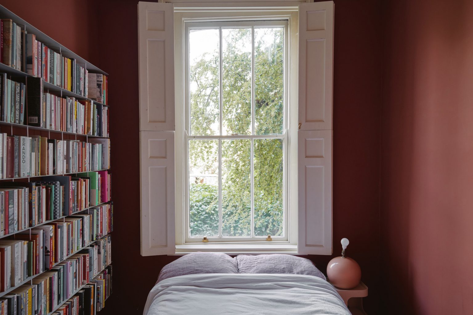 chambre murs bordeaux