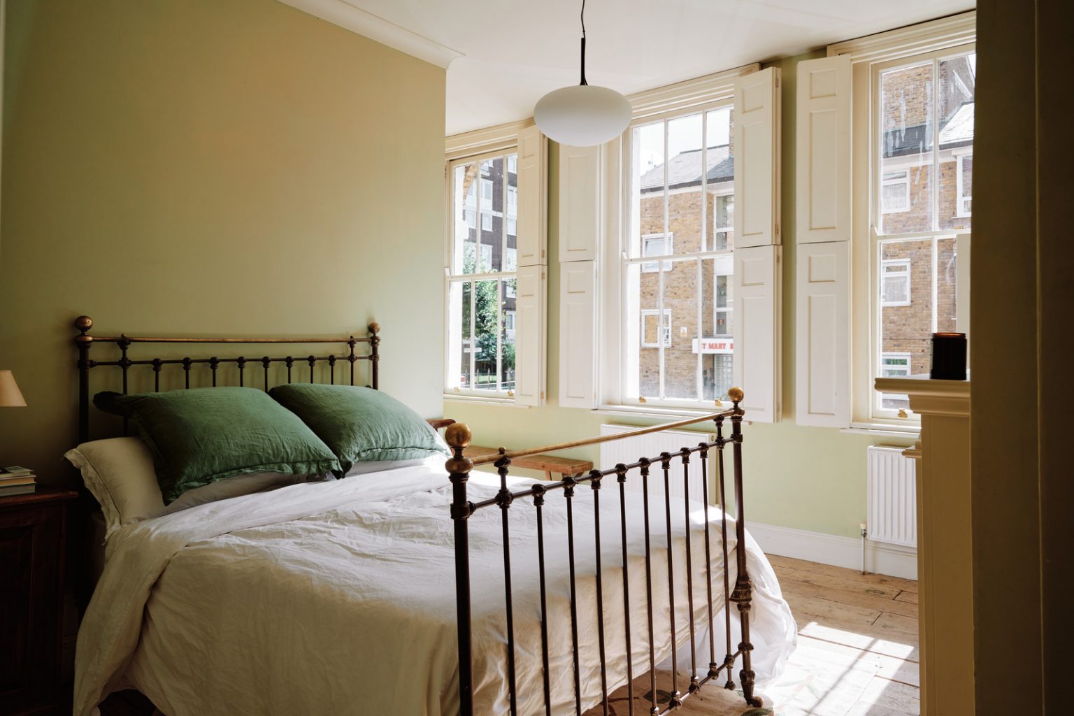 chambre mur vert décoration rustique chic