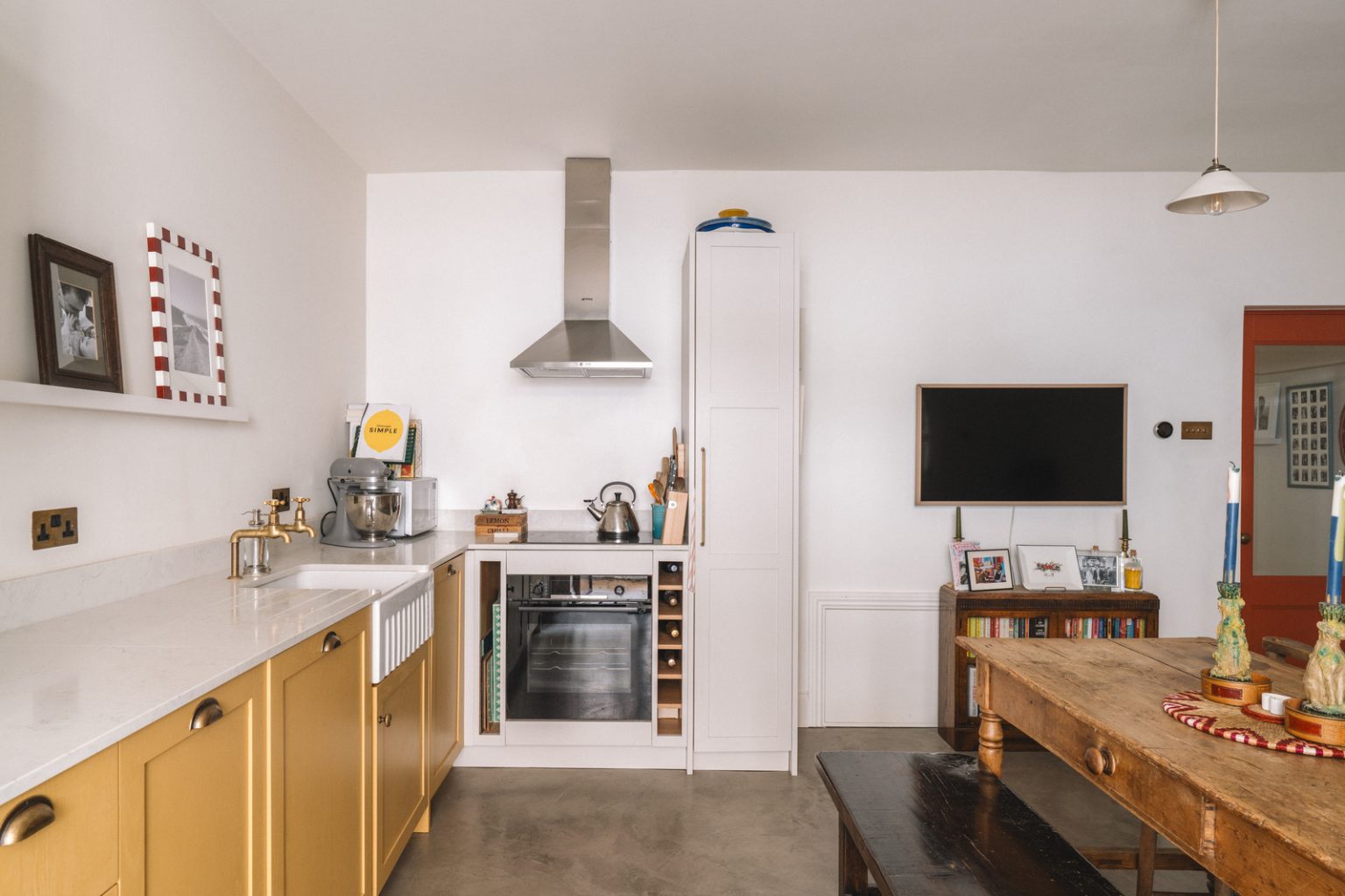 cuisine ouverte jaune moutarde appartement 68m2 avec jardin