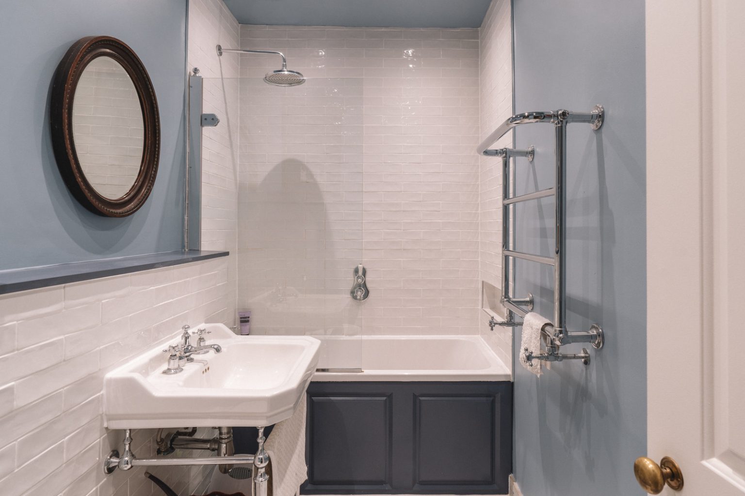 salle de bain bleue et blanche rétro