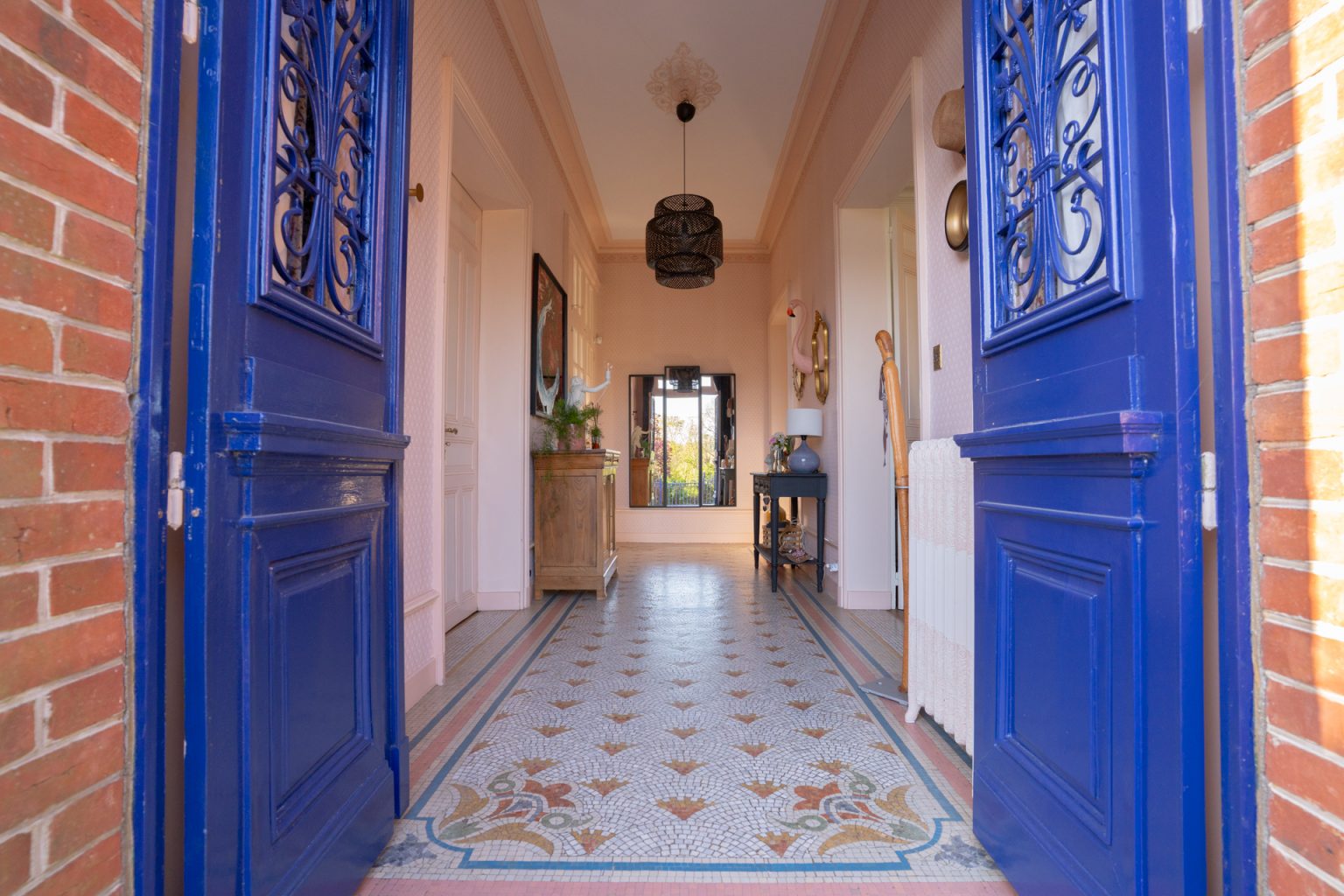 entrée mosaïque Odorico maison Art Déco Rennes avec piscine décoration classique chic