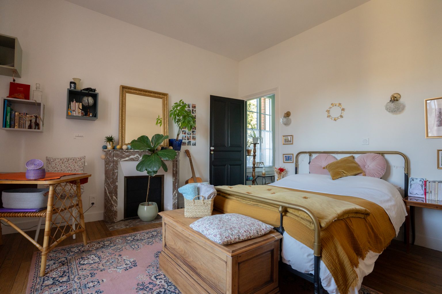 chambre avec cheminée maison Art Déco Rennes avec piscine décoration classique chic